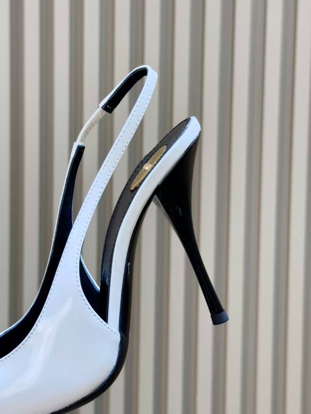 Classic Saint Laurent shoes: A Stylish and Versatile Choice for Elegance - Picture 4 of 6